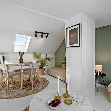 Small, Cozy Penthouse With Free Parking شقة *