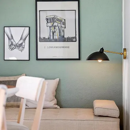 شقة Small, Cozy Penthouse With Free Parking آلبورغ