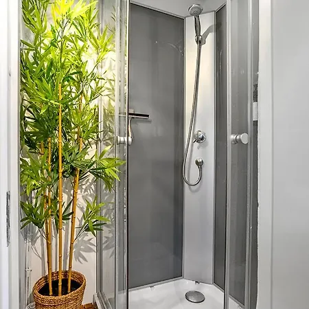 شقة Small, Cozy Penthouse With Free Parking *