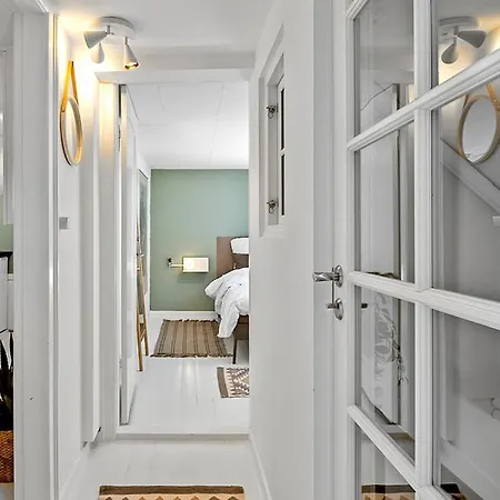Apartamento Small, Cozy Penthouse With Free Parking